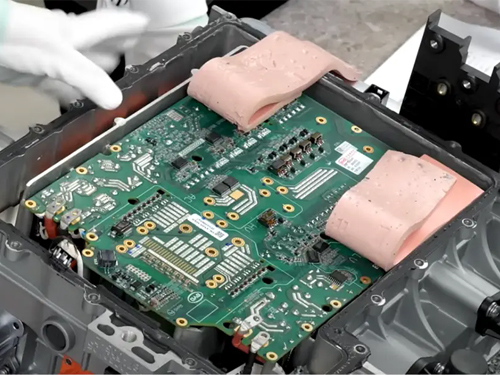 性能与可靠性的关键:诺丰NF150-150导热硅胶垫片在车载逆变器中的核心应用